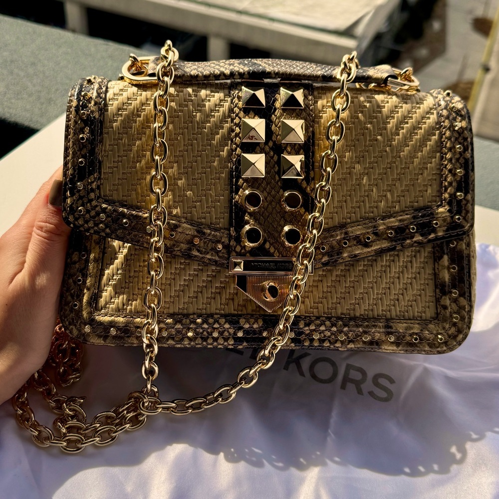 *SOLD* 🤩 Stunning 💛 Michael Kors 
Soho Large Frameout Straw Chain Shoulder Bag